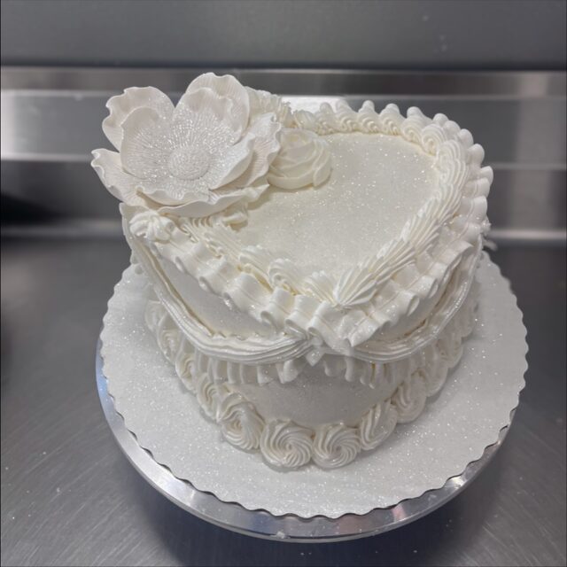 π€π¦’πͺ©
#cakedecorator #heartcake #cakeideas #weddingcake #glittercake #dallascakes